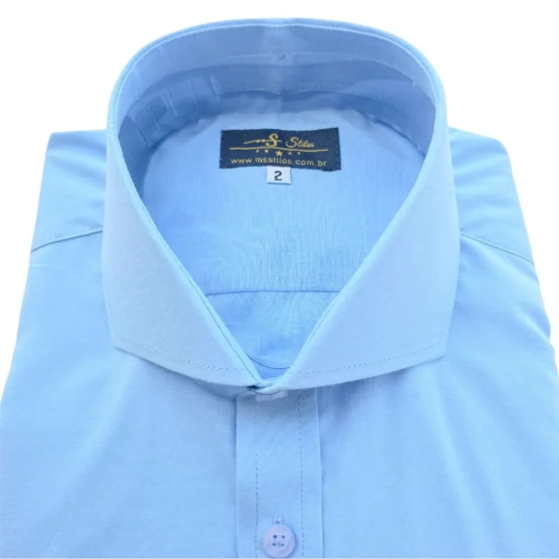 Close da gola cutaway da camisa azul de punho duplo, com as pontas abertas