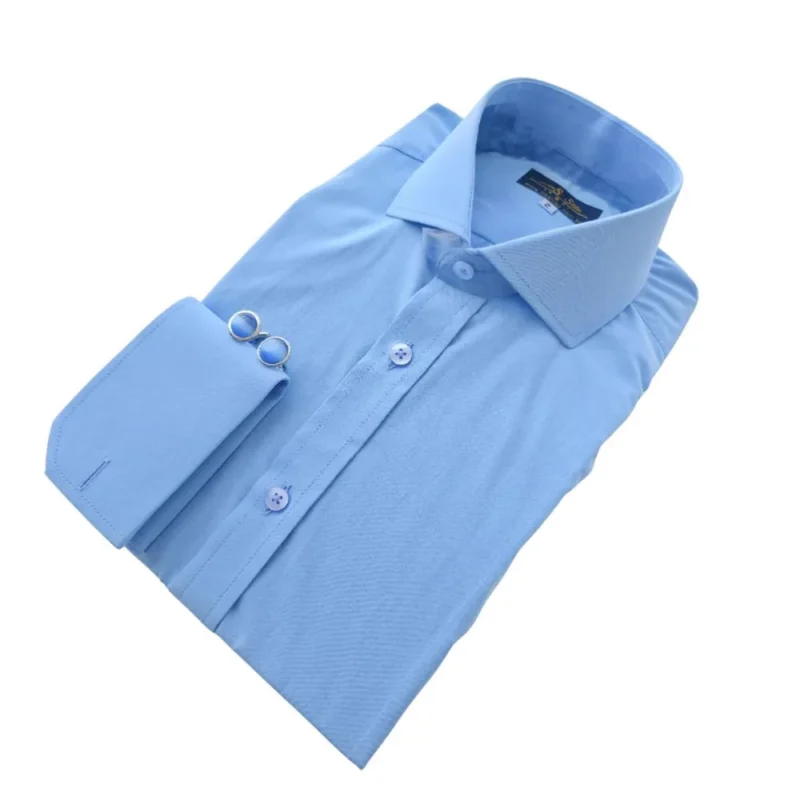 Camisa social azul lisa de gola cutaway e punho duplo, dobrada em diagonal