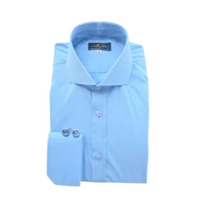 Camisa social azul lisa com gola cutaway e punho duplo, dobrada de frente