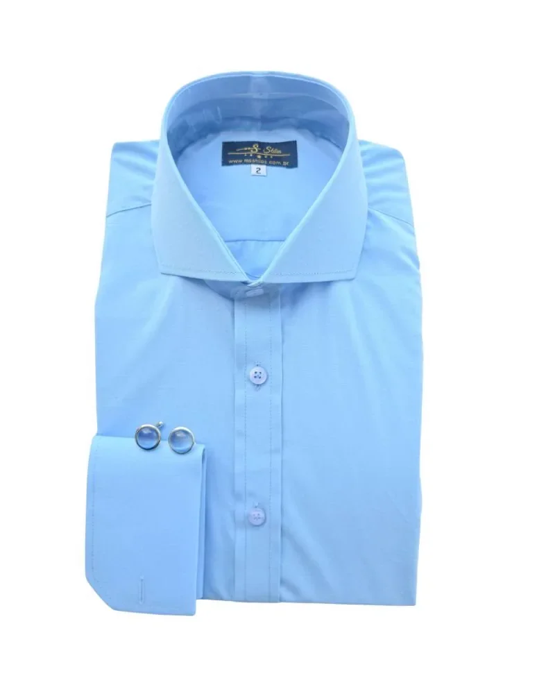 Camisa social azul lisa com gola cutaway e punho duplo, dobrada de frente