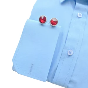 Detalhe do punho duplo da camisa azul lisa, com a casa para abotoadura