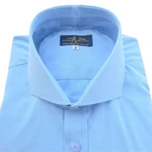 Close da gola cutaway da camisa azul lisa, com as pontas abertas e a etiqueta Ms Stilos