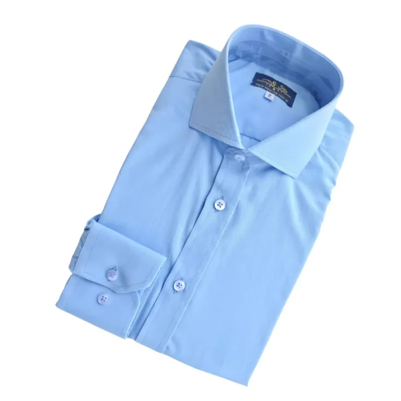 Camisa social azul lisa de gola cutaway dobrada em diagonal, com o punho à mostra