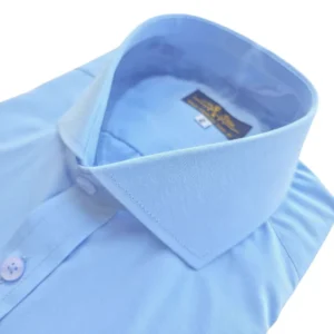Gola cutaway da camisa azul lisa vista em ângulo, com o pé de gola à mostra