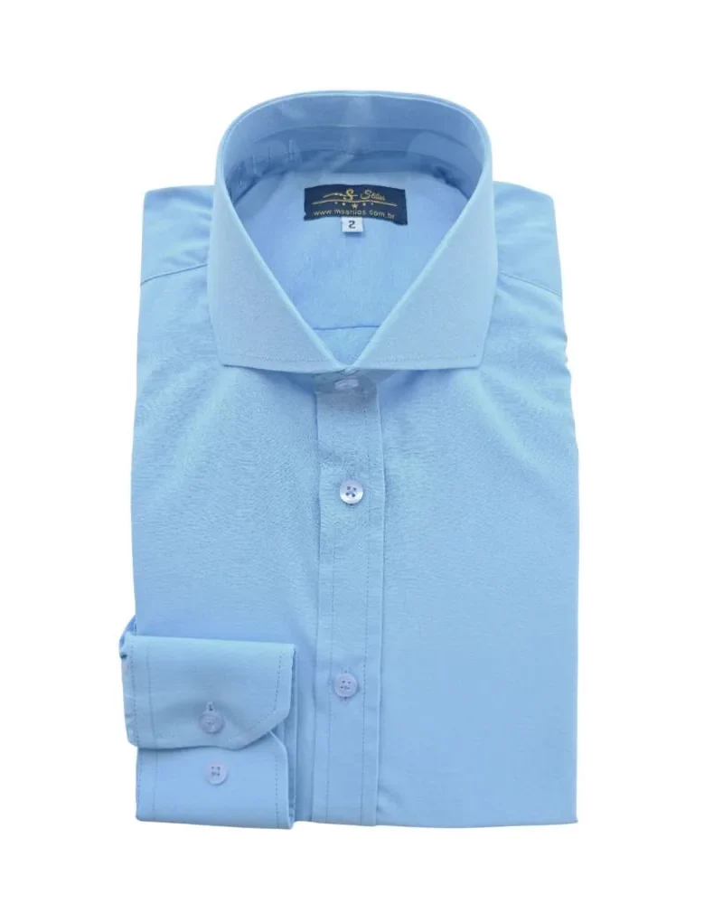 Camisa social azul lisa com gola cutaway italiana aberta, dobrada de frente