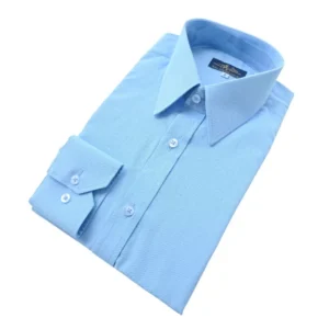 Camisa social azul lisa de gola inglesa dobrada em diagonal, com o punho à mostra
