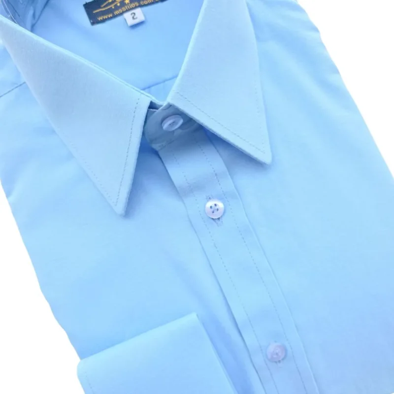 Gola inglesa e barra de botões da camisa azul lisa, em close diagonal