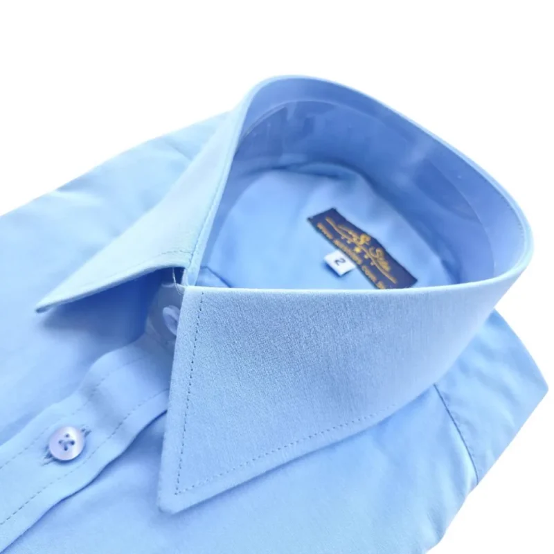 Gola inglesa da camisa azul de punho duplo vista em ângulo, com o pé de gola