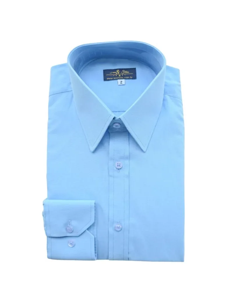 Camisa social azul lisa com gola inglesa pontuda, dobrada de frente