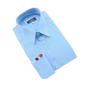 Camisa social azul lisa de gola inglesa e punho duplo, dobrada em diagonal