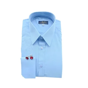 Camisa social azul lisa com gola inglesa e punho duplo, dobrada de frente