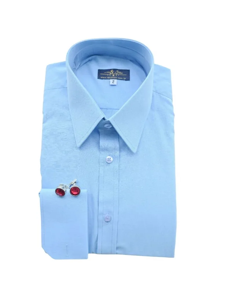 Camisa social azul lisa com gola inglesa e punho duplo, dobrada de frente