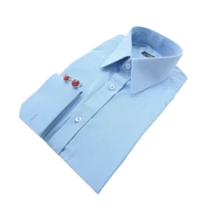 Camisa azul lisa de gola inglesa vista de cima, com o punho duplo à mostra