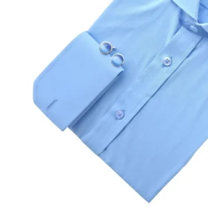 Punho duplo e barra de botões da camisa azul lisa, em vista diagonal