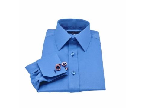Camisa social azul masculina com punho duplo da MS Stilos, dobrada em fundo branco
