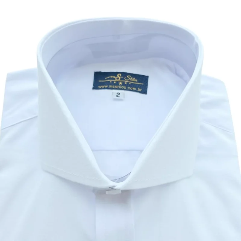 Close da gola cutaway da camisa branca de punho duplo, com a etiqueta Ms Stilos