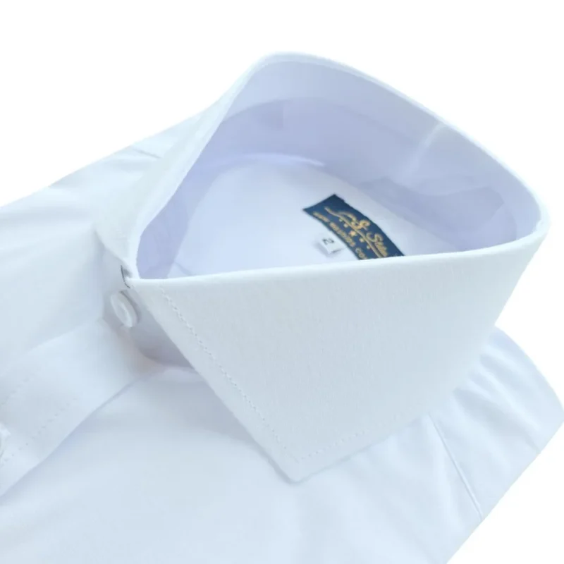 Gola cutaway da camisa branca de punho duplo vista em ângulo, com o pé de gola