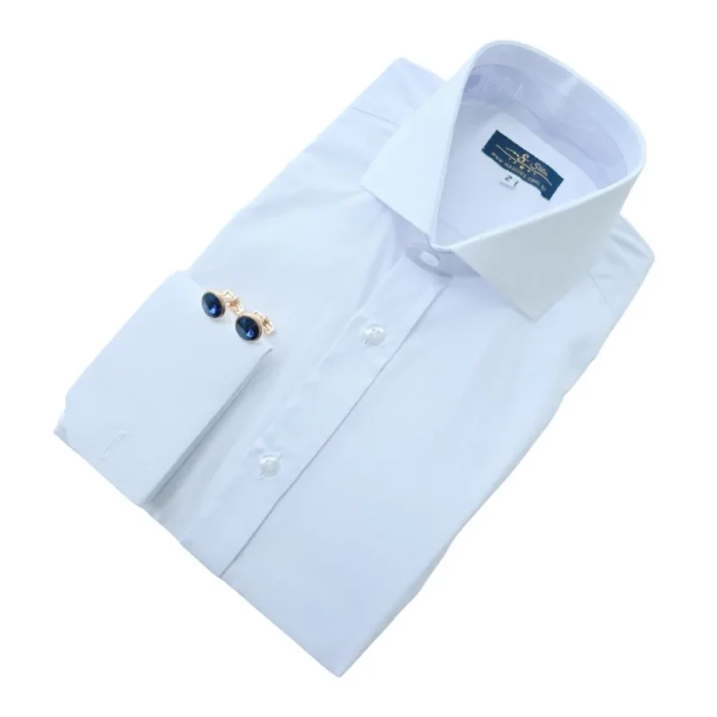 Camisa social branca lisa de gola cutaway e punho duplo, dobrada em diagonal