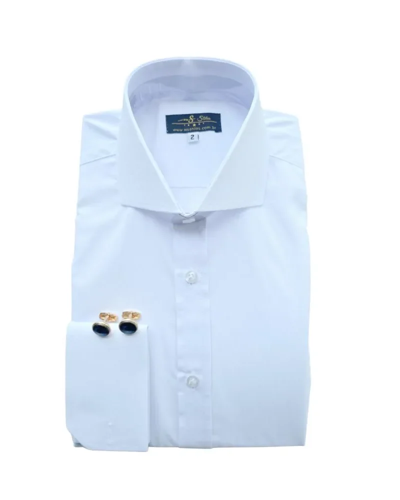 Camisa social branca lisa com gola cutaway e punho duplo, dobrada de frente
