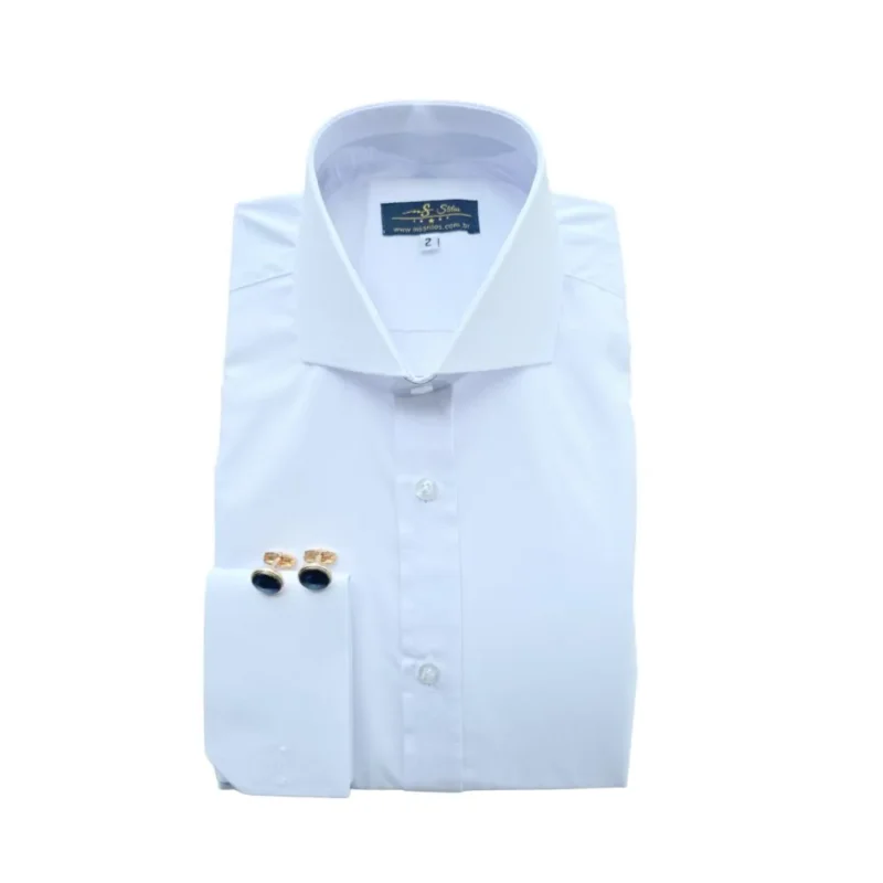Camisa social branca lisa com gola cutaway e punho duplo, dobrada de frente