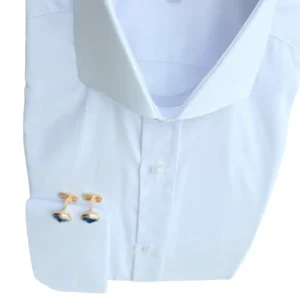 Camisa branca lisa de gola cutaway vista de cima, com o punho duplo à mostra