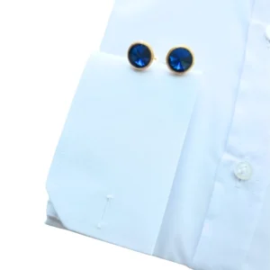 Detalhe do punho duplo da camisa branca lisa, com a casa para abotoadura