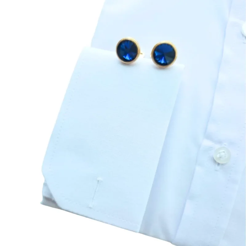Detalhe do punho duplo da camisa branca lisa, com a casa para abotoadura