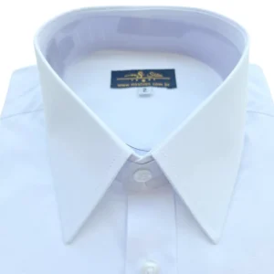 Close da gola inglesa da camisa branca de punho duplo, com as pontas pontudas