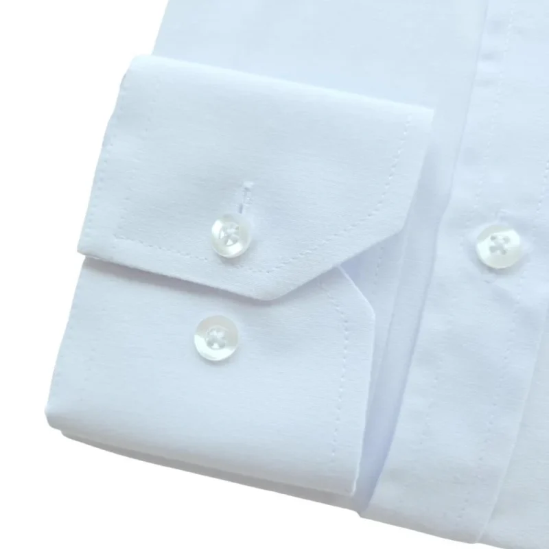 Detalhe do punho de botão da camisa social branca lisa em tecido passa fácil
