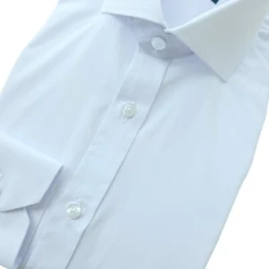 Frente da camisa branca lisa, com a barra de botões e o punho de botão em close