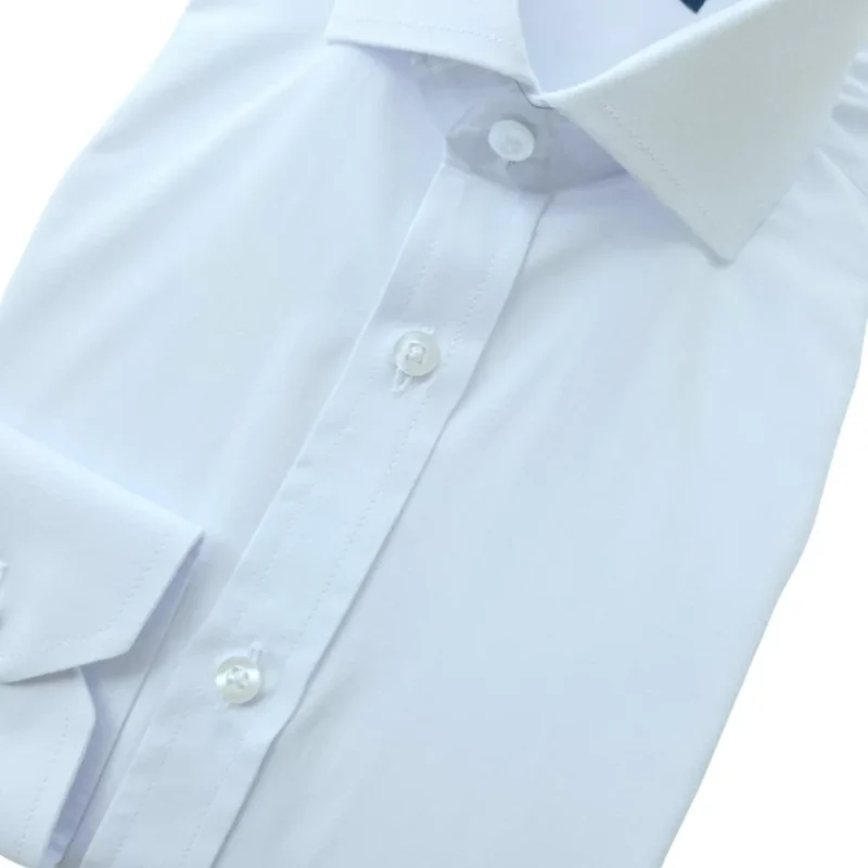Frente da camisa branca lisa, com a barra de botões e o punho de botão em close
