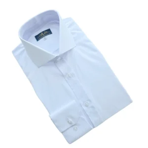 Camisa social branca lisa de gola cutaway dobrada em diagonal, com o punho à mostra
