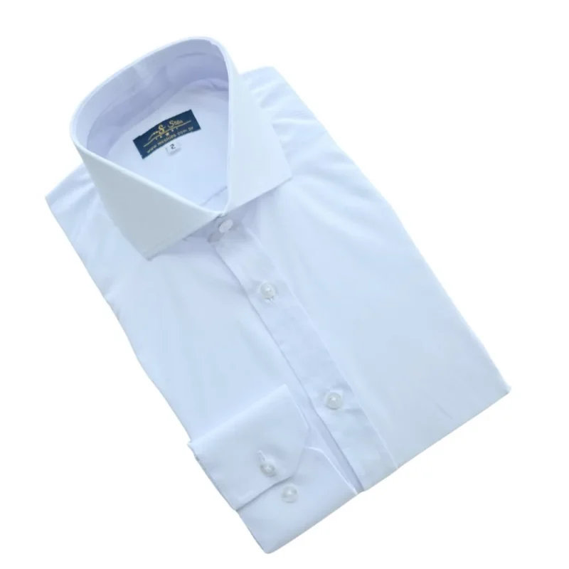 Camisa social branca lisa de gola cutaway dobrada em diagonal, com o punho à mostra