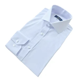 Camisa branca lisa de gola cutaway vista de cima, dobrada, com etiqueta e punho