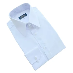 Camisa social branca lisa de gola inglesa dobrada em diagonal, com o punho à mostra