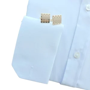 Detalhe do punho duplo da camisa branca de gola inglesa, com a casa para abotoadura