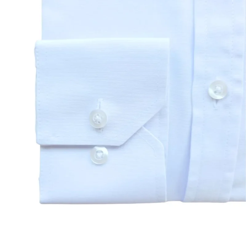 Detalhe do punho de botão da camisa branca lisa de gola inglesa
