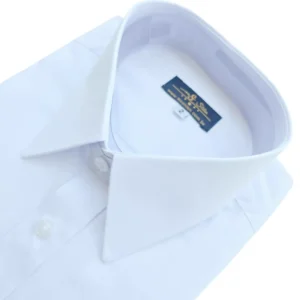 Gola inglesa da camisa branca de punho duplo vista em ângulo, com o pé de gola