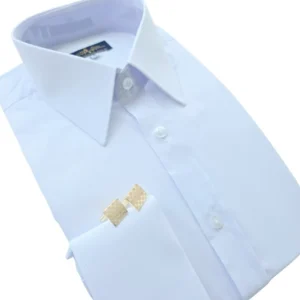 Camisa social branca lisa de gola inglesa e punho duplo, dobrada em diagonal