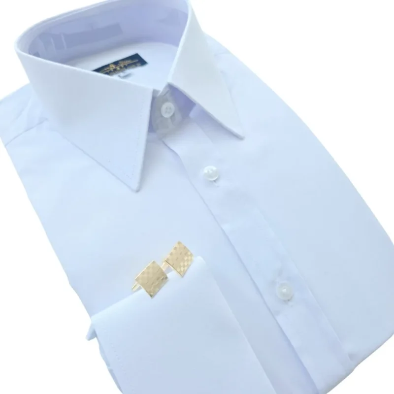 Camisa social branca lisa de gola inglesa e punho duplo, dobrada em diagonal