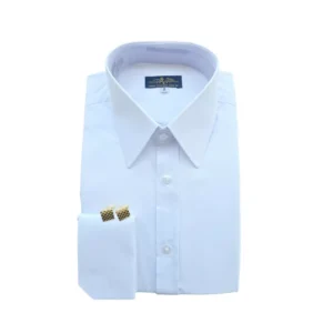 Camisa social branca lisa com gola inglesa e punho duplo, dobrada de frente