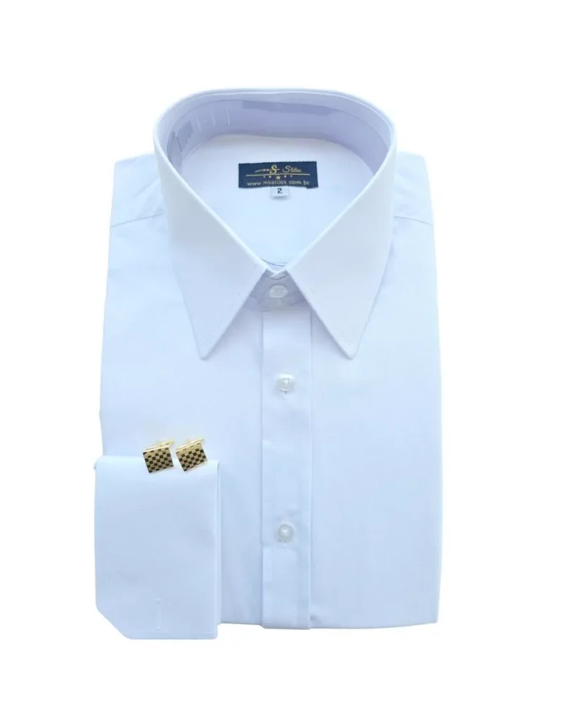 Camisa social branca lisa com gola inglesa e punho duplo, dobrada de frente