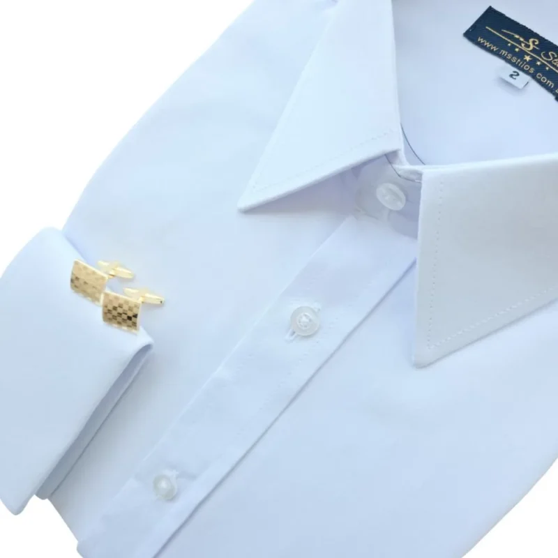 Punho duplo e barra de botões da camisa branca lisa de gola inglesa