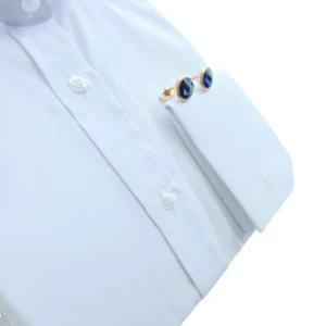 Punho duplo e barra de botões da camisa branca lisa, em vista diagonal