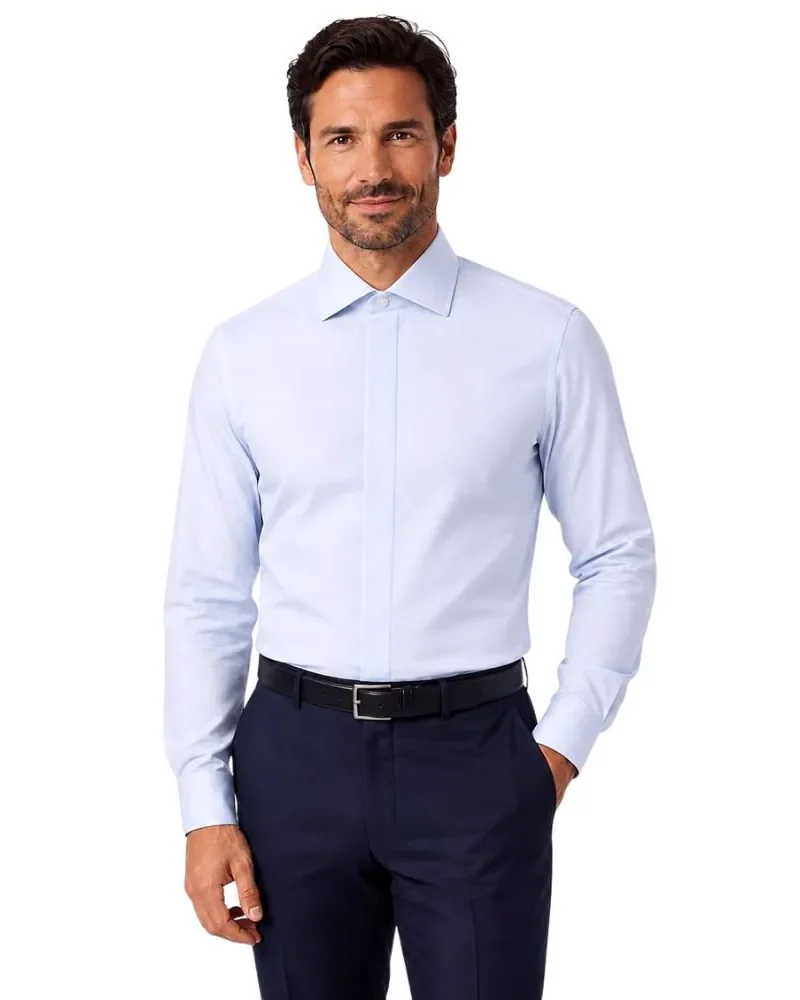 Camisa social branca de vista coberta e gola italiana, vestida com calça social escura