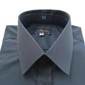Close da gola francesa da camisa cinza chumbo, com a textura maquinetada em diagonal