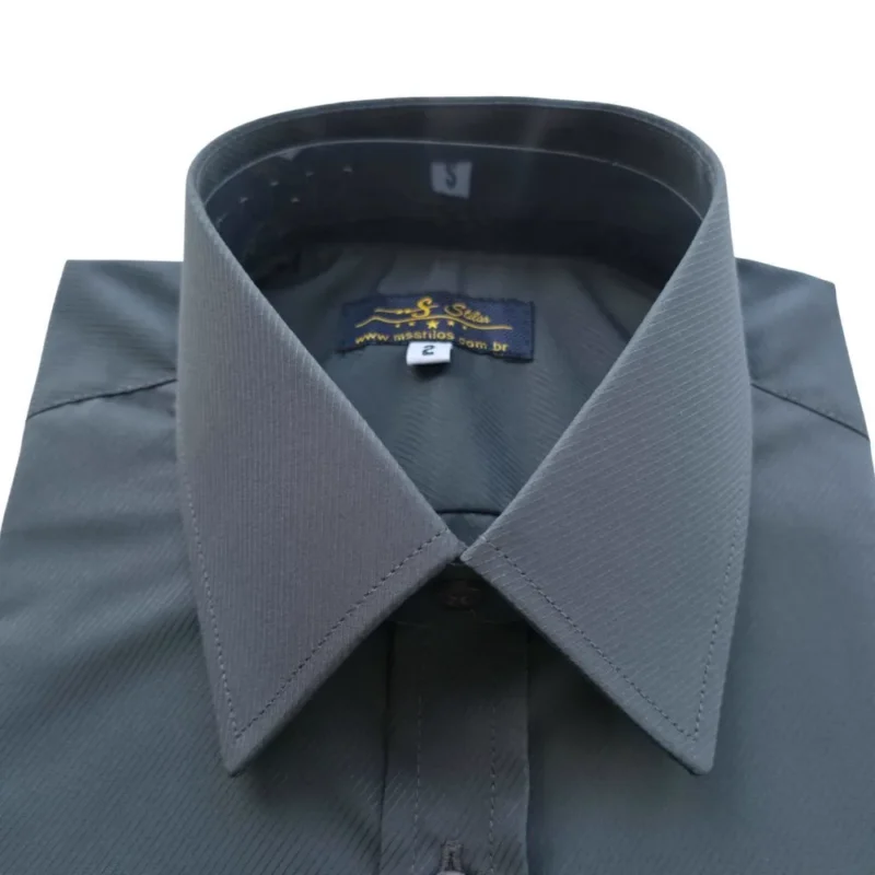 Close da gola francesa da camisa cinza chumbo, com a textura maquinetada em diagonal