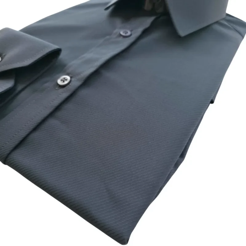 Frente da camisa cinza chumbo maquinetada, com a barra de botões e o punho