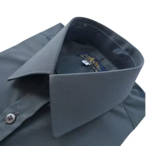 Gola francesa da camisa cinza chumbo vista em ângulo, com o pé de gola à mostra