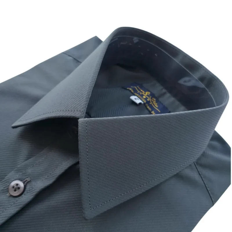 Gola francesa da camisa cinza chumbo vista em ângulo, com o pé de gola à mostra